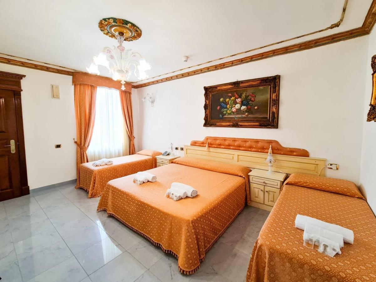 Euro Hotel Iglesias Bagian luar foto