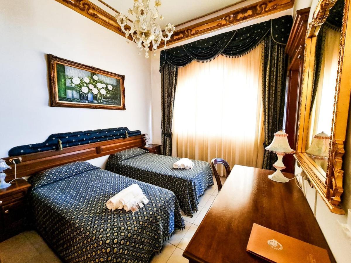 Euro Hotel Iglesias Bagian luar foto