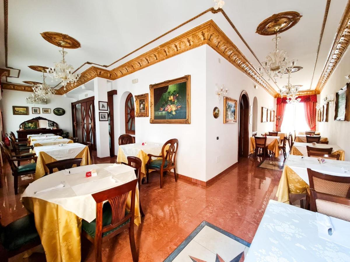 Euro Hotel Iglesias Bagian luar foto
