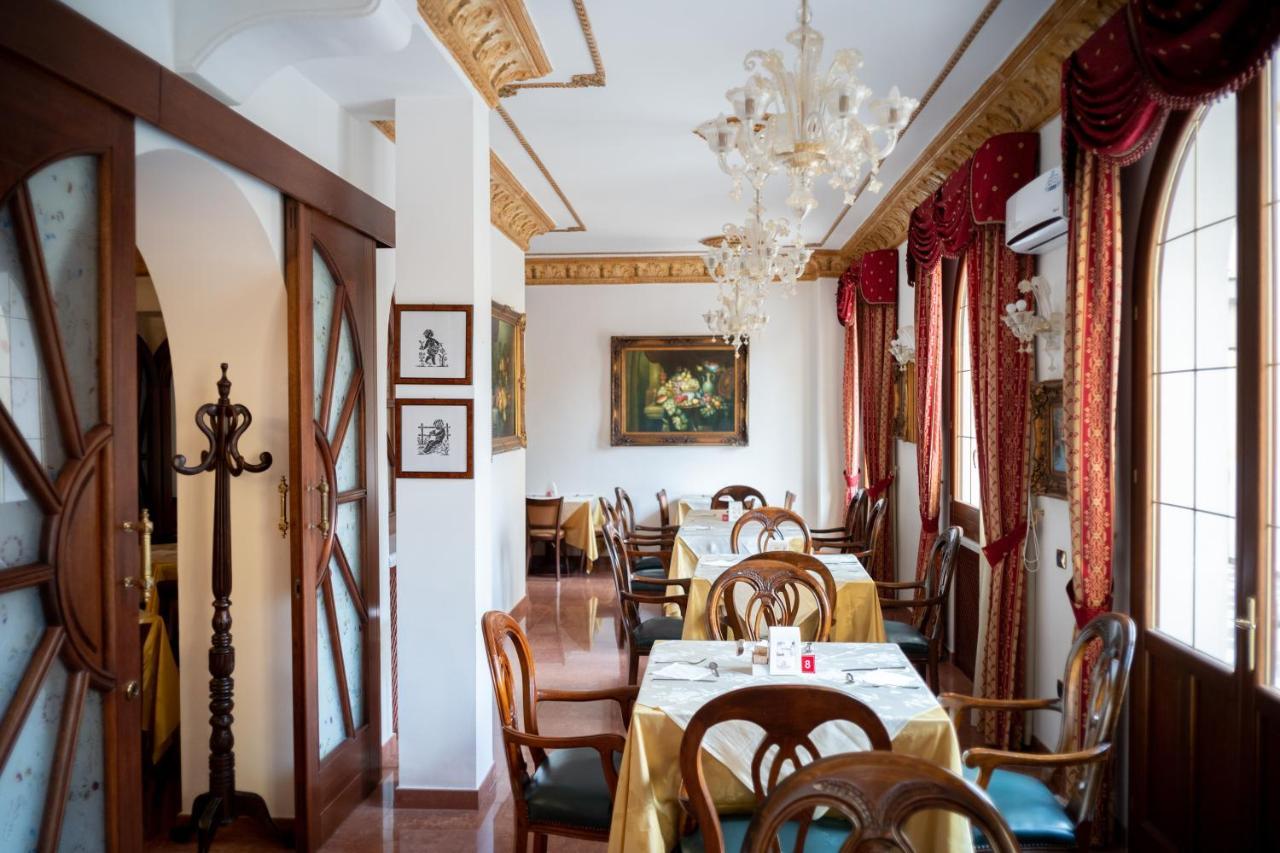 Euro Hotel Iglesias Bagian luar foto
